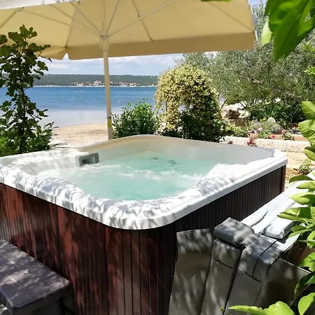 Jurjevic - Prvi Red Do Mora I Jacuzzi Appartement
