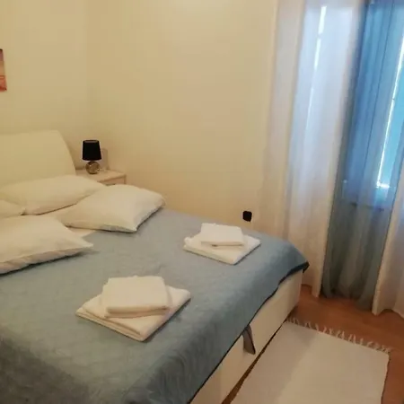 Jurjevic - Prvi Red Do Mora I Jacuzzi Apartment *